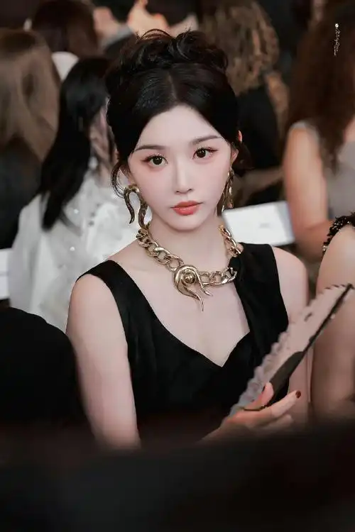 孔雪儿优雅黑玫瑰##孔雪儿巴黎看秀造型