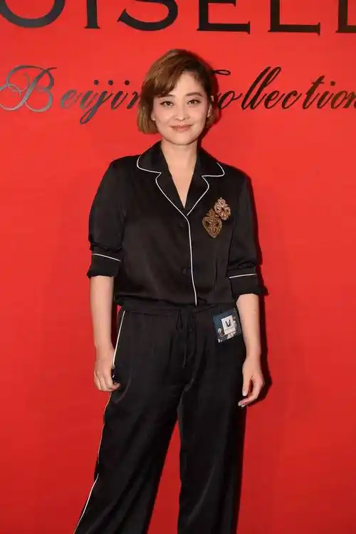 原创梅婷也玩起了时尚造型穿睡衣风衬衫配阔腿裤剪了短发更洋气