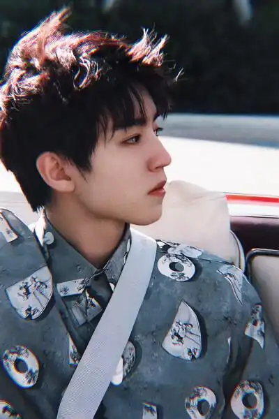 王俊凯背景图壁纸头像