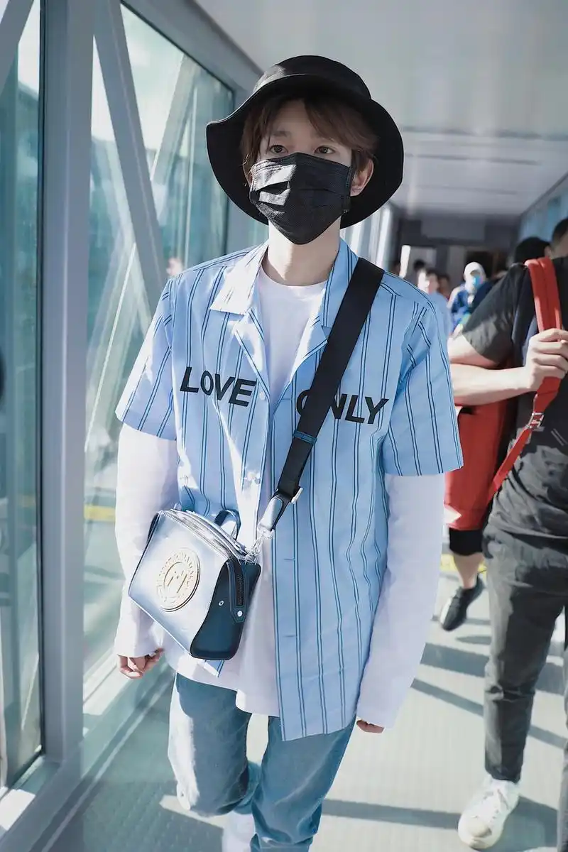 王源现身机场 满满街头风范