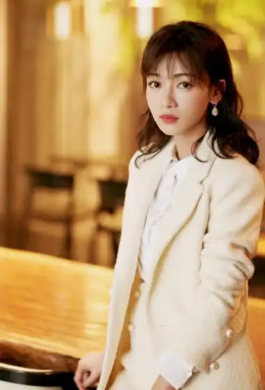 吴谨言优雅干练写真图片29