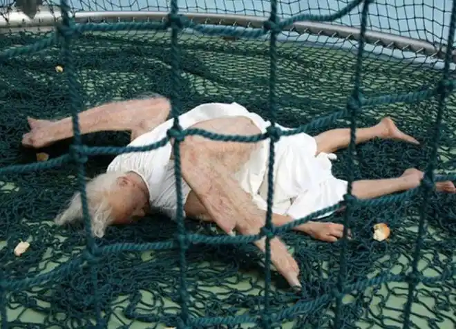 有着天使翅膀的老人闹市被关在笼子里路人驻足真相是