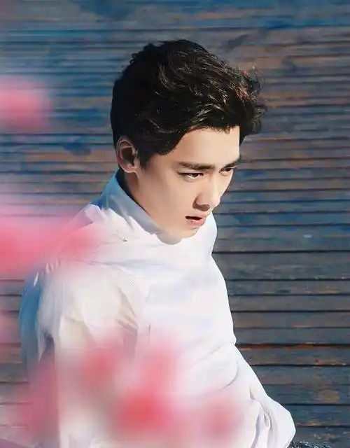 记者当时也问李易峰,选择另一半的时候是否会看颜值?