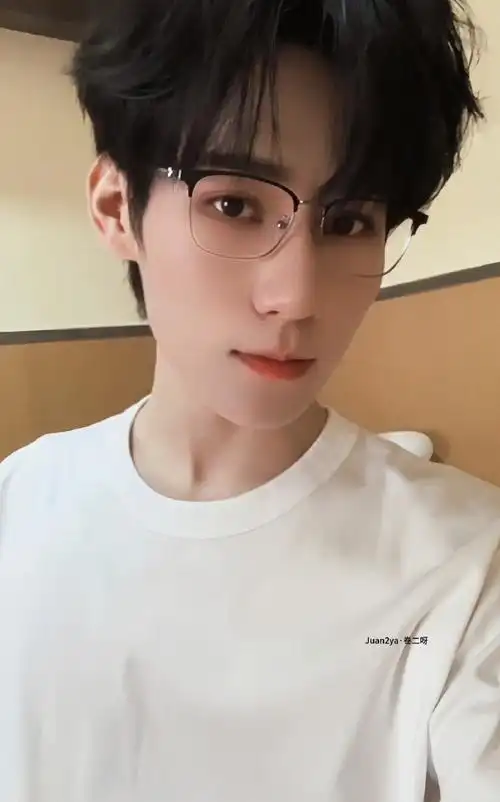 白色系|半框眼镜97,白色衬衫张真源@时代少年团-张真源#回归黑发的