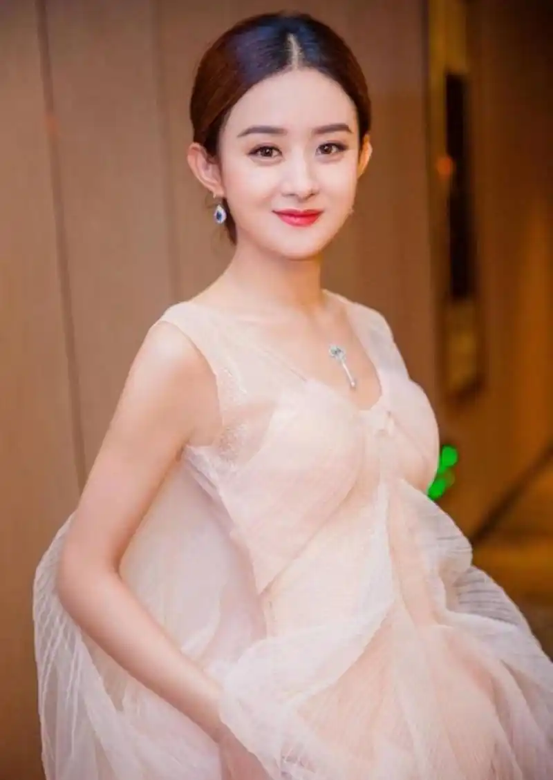 杨幂出道20年,仍在营销身材!近期热搜皆是穿搭和身材.