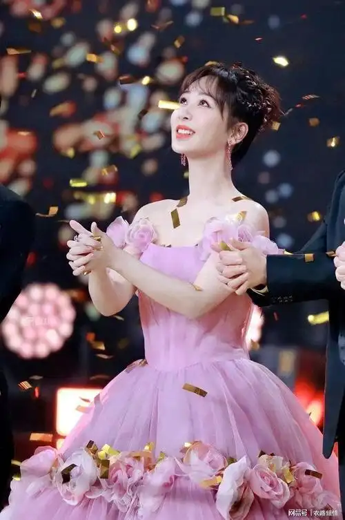 杨紫粉红一字肩纱裙礼服