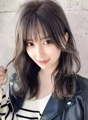 2019最爆款懒人烫中长卷发发型 更显女人味 - 发型图片网