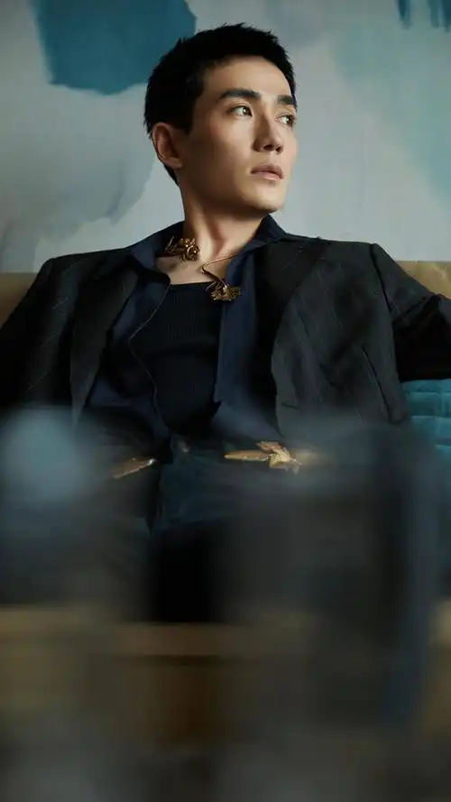 演员朱一龙,电视剧《重启》正在热播,最新舞台帅照更新