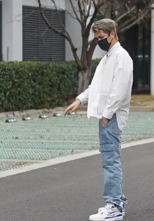 吴亦凡白衬衫牛仔裤清爽干净机场照图片