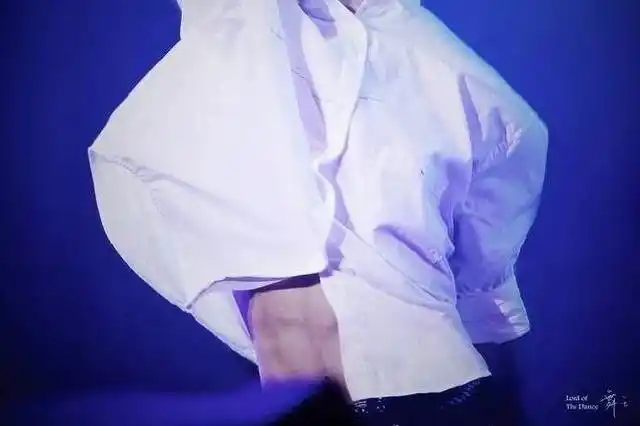 易烊千玺的腹肌简直了,这个男孩儿才16岁,撩你是认真的啊!