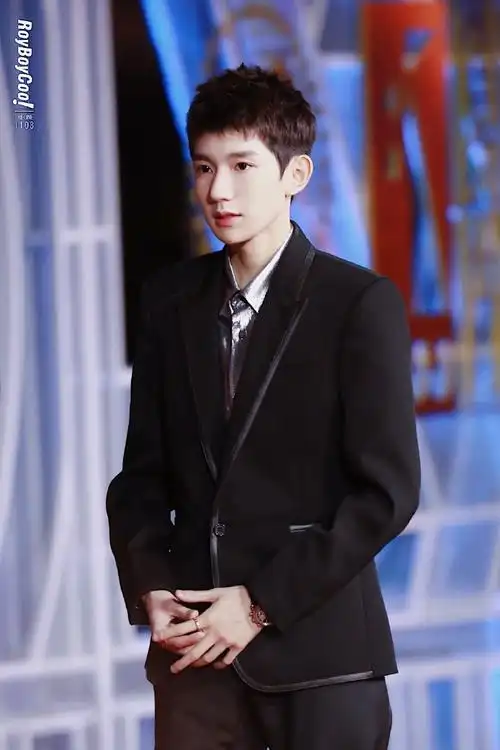 93那年今日的白色钢琴黑色西装当时啊,全世界都在为王源弹钢琴啄米