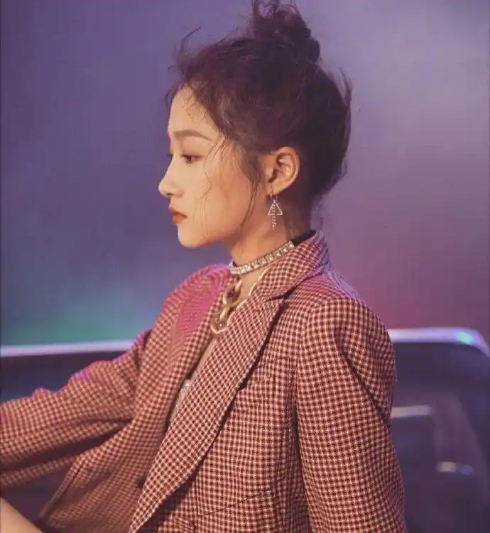 关晓彤被抓拍的侧面照再也不是网友口中膀大腰圆的她