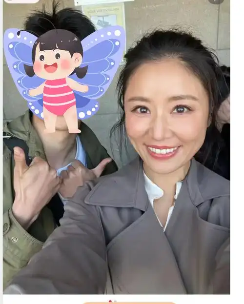 48岁林心如现状国外拍摄被偶遇穿绿色风衣扎高马尾像30岁