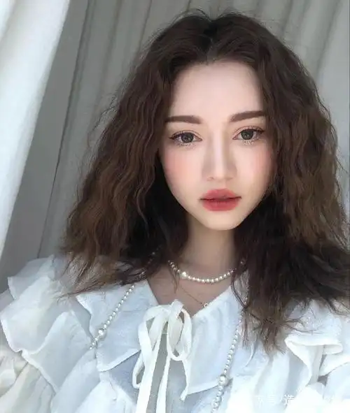 12款显脸小"蛋蛋卷"发型,独特的女王范让你更有气场