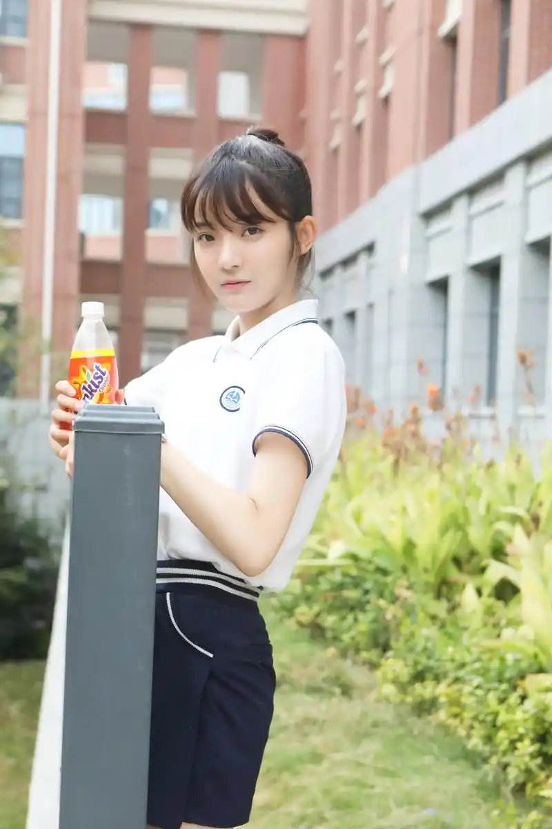 夏末微凉,来自洛钦歌学姐王晴的校园写真上线最爱的,是与你一起开学的