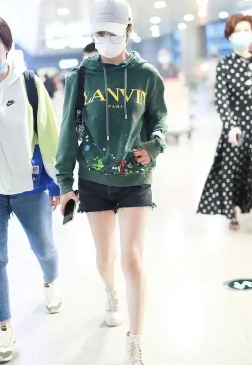 谢楠长得真精致墨绿色印花卫衣显肌肤白皙配短裤展露细直长腿