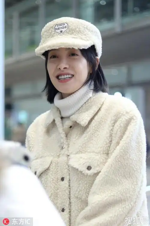 宋茜笑起来牙又大又白,过安检整理帽子是猪猪女孩