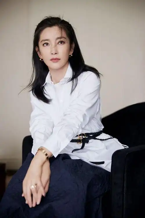 2021年4月21日讯,李冰冰出席迪奥"天生真我"主题观影会拍摄的一组写真