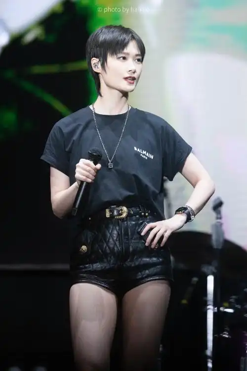 李宇春蓝色眼线妆#李宇春超话#李宇春音乐节##广州草莓音乐节