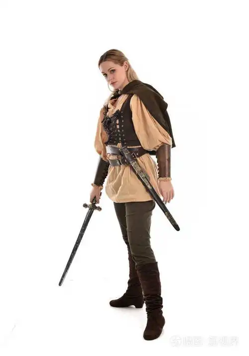 身穿褐色中世纪武士服的金发女郎的全长肖像.站立的姿态, 被隔绝在白