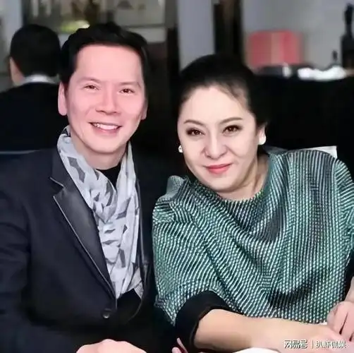 向太高调撒糖时隔30年重拍恩爱照75岁向华强不显老