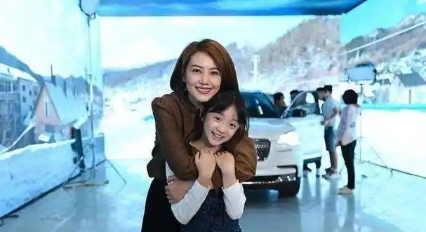 高圆圆自驾回老家!