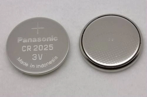 和我们之前认识的电池不同的是,它的正负极是在两面.