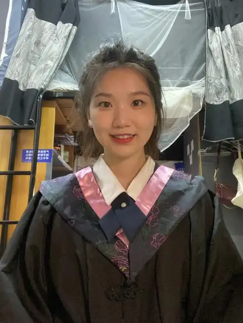 扎完取头顶的两股头发扯一下.