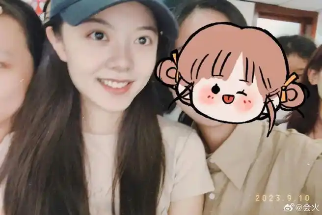 赵今麦被评为中戏军训优秀标兵##赵今麦和同学军训合照