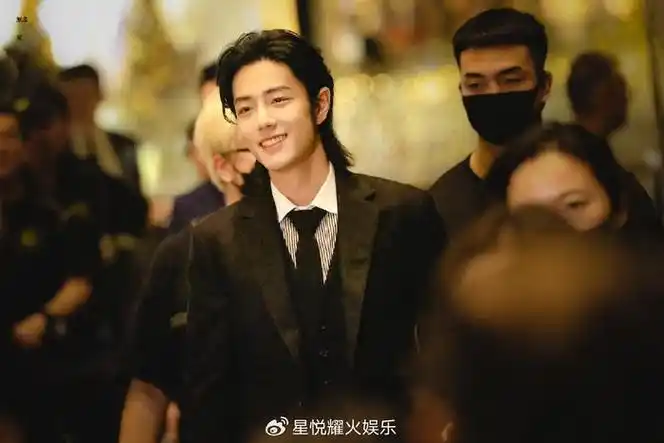 他的出现让整个机场瞬间沸腾,粉丝们纷纷挥舞着应援棒,高喊着他的名字