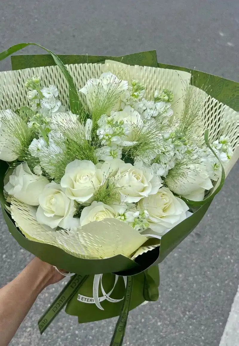 白玫瑰 #白绿色系花束 我喜欢的不是晴天或雨天 而是你在的 - 抖音