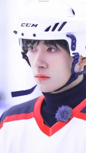 千玺穿着一套白色的冰球战服,戴好头盔,拿起冰球杆,整装待发颇有气势