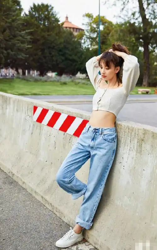 吴昕越来越有魅力阔腿长裤遮到脚不怕被说腿粗了