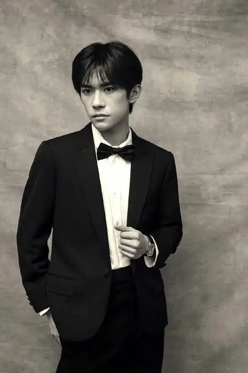 易烊千玺一袭黑西装亮相红毯状态满分……_高清图集_新浪网