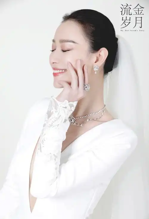 倪妮婚纱造型身材凹凸有致胸前深v大秀香肩锁骨