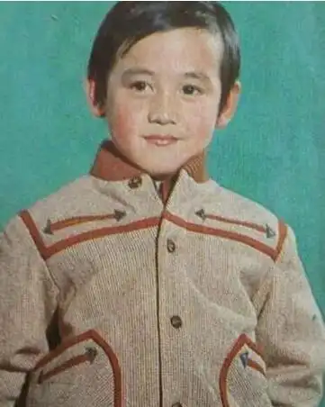 陆毅童年照曝光 网友直呼:这不带着高原红的贝儿吗