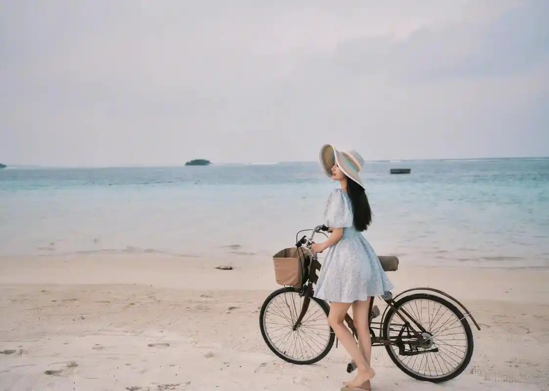 佟丽娅过年海边度假,穿一条泡泡袖连衣裙,甜美又减龄!