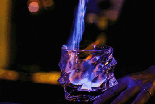 的调配都信手拈来~ 其中最容易成为全场焦点的,就是这把火焰放入杯