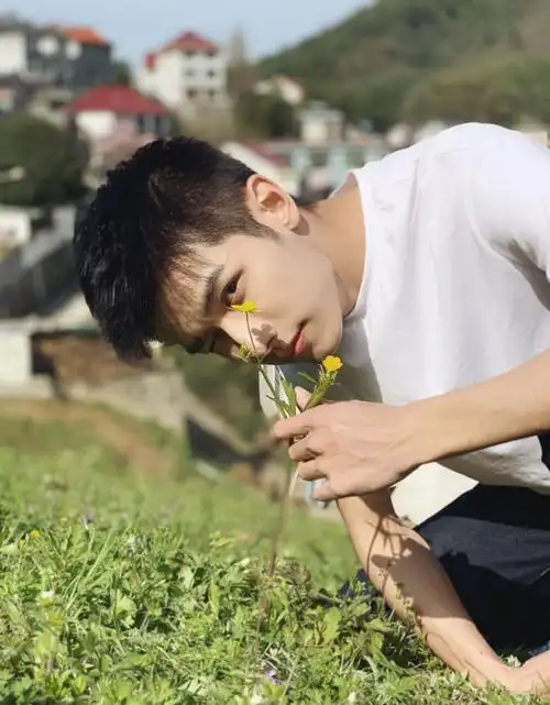 明星图片 大陆 男 赵弈钦 > 赵弈钦阳光帅气生活照图片(4/6)1/6 2/6 3