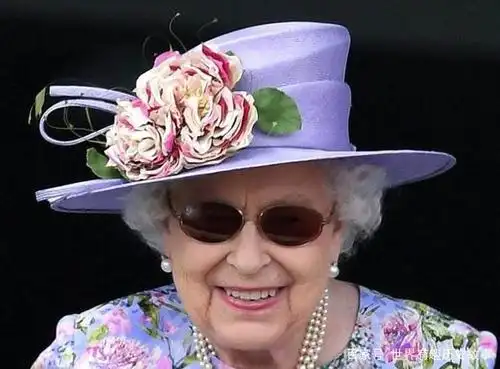 伊丽莎白头戴浅紫色帽子