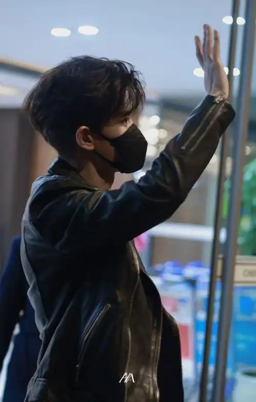 rogervivier品牌代言人任嘉伦#    2024-0320  北京7615成都