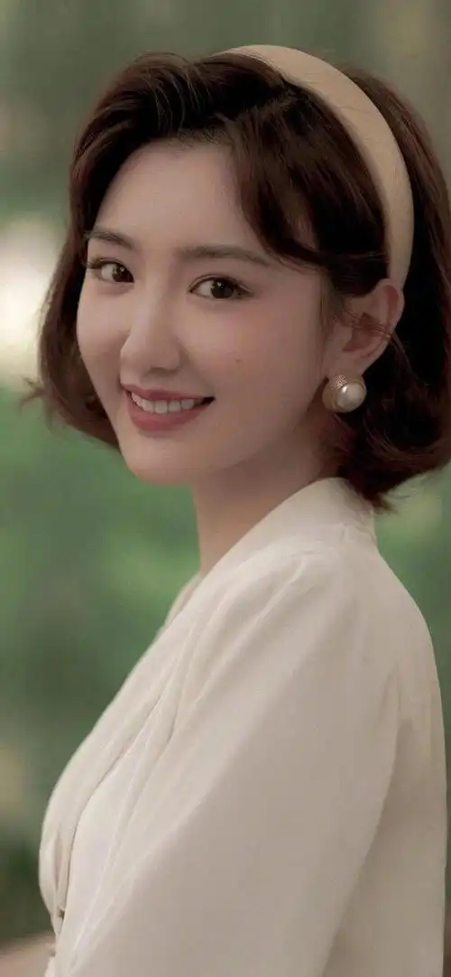 毛晓彤短发美图