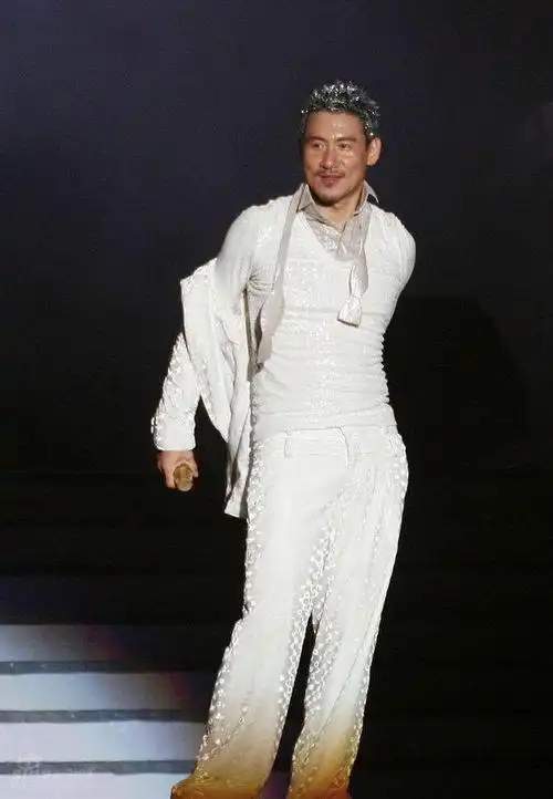 新浪音乐讯 2007年9月30晚,张学友在北京丰台体育馆举行个人演唱会,他