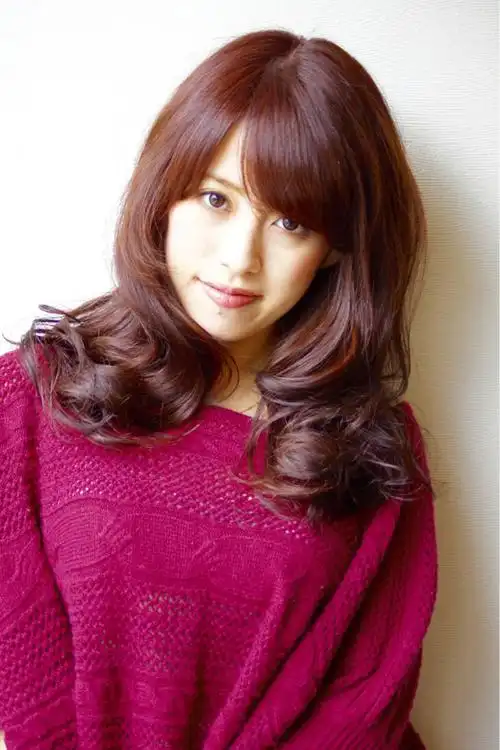 红棕色还是有点挑发型的,比如上面两款柔顺长发就有点显成熟,不适合20