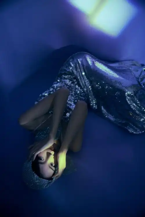 时尚圈绝美大片##elle风尚大典##张婉清金属银浪漫波光裙