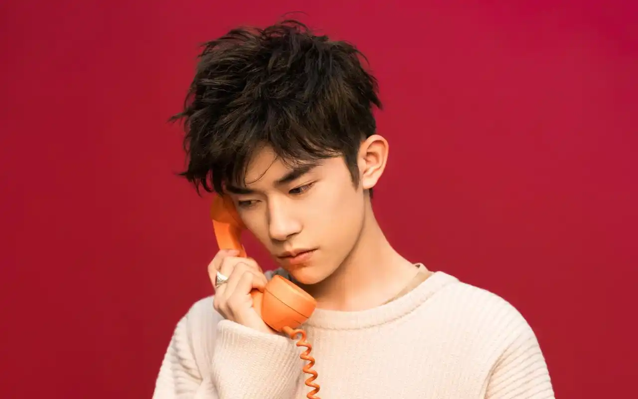 温暖帅气易烊千玺壁纸_他的回眸很温暖