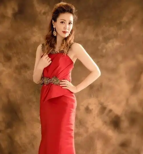 49岁央视女主持李文静,戴假发10多年,坚持与老公成为丁克一族