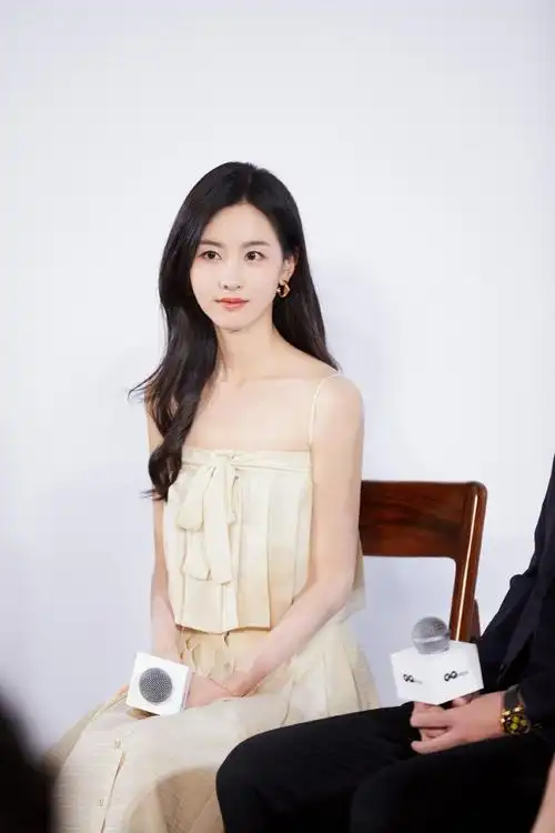 组图:陈都灵穿抹胸吊带裙出席活动 灵动可爱娇小温柔