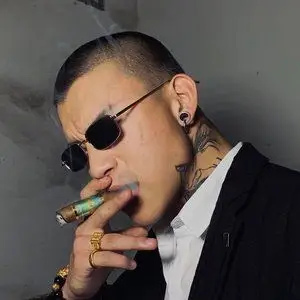 精神社会小伙墨镜男图片