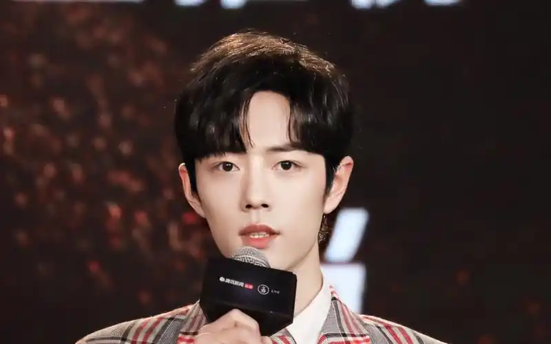 肖战走得快没女生搭讪,来看这满屏大长腿,哪个妹子追得上!